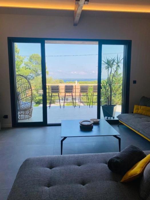 Villa de luxe avec piscine et vue imprenable sur le lac