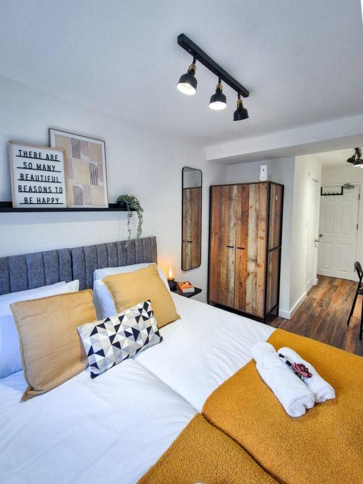 Modern Central Flat with Garden & Parking