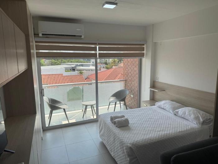 ZONA VIP elegante y comodo APARTAMENTO FAMILIAR CON BALCON y hermosa vista a la calle, canal isuto zona equipetrol