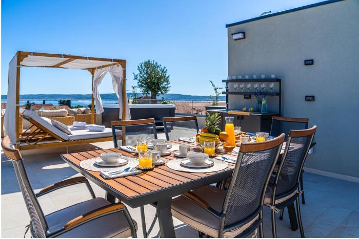 "Zlatna Palma"Luxury Seaview Penthouse & Jacuzzi, 300m to beach