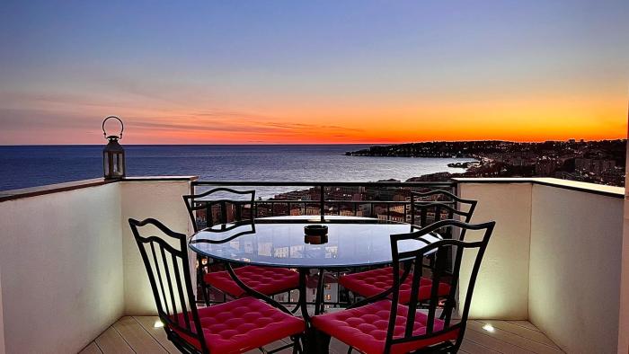 MINI-VILLA "SEAVIEWS BY JENNI MENTON" Calme,vue féérique,immense terrasse et parking privé à 5 minutes du coeur de ville