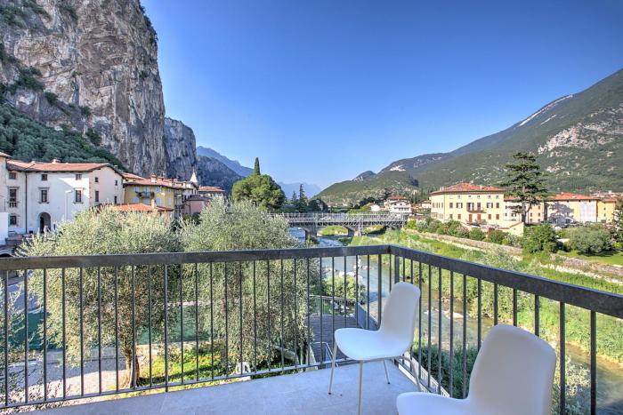 Bike & River Apartments with Mountain View