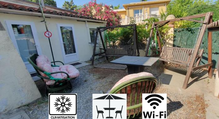 Small bedroom with kitchinette private garden 100 metres from sea