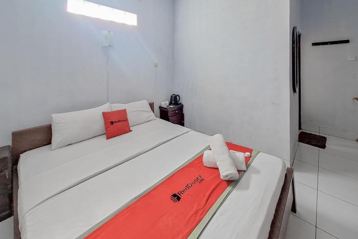 RedDoorz Syariah at Hotel Adi Sederhana near Stasiun Jatibarang