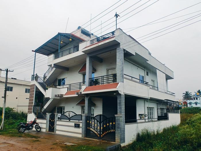 Happy Holiday inn service apartment