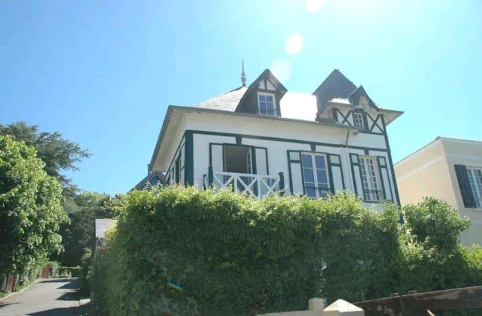Villa Capucine beach 200 m away, close to Deauville