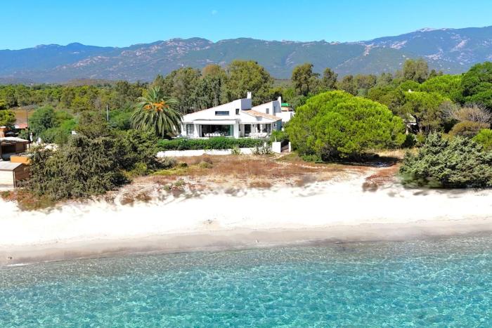 Villa San Ciprianu Mare Di Lecci