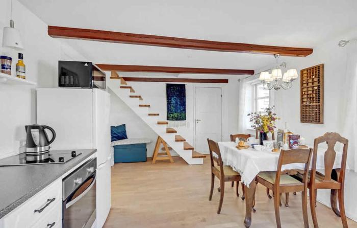 Timber-Frame Holiday Flat Near Beach