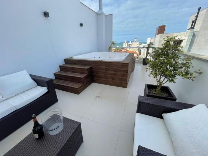 cód 122 - cobertura com jacuzzi próxima do mar!