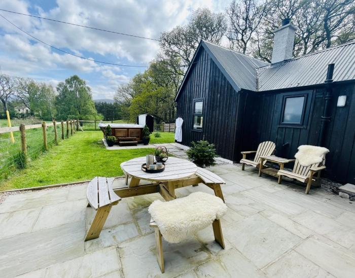 2 bed lodge with private hot tub in Aviemore