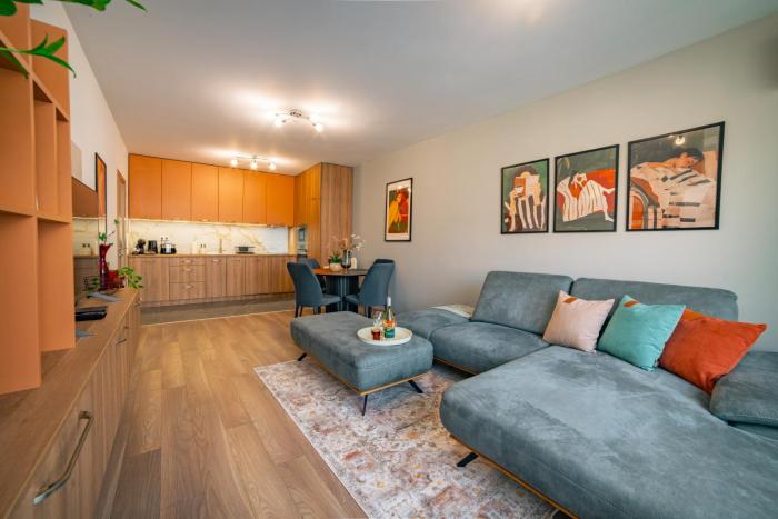 TRINAVIS Boutique Apartments, OWN PRIVATE PARKING, City Center, Entire Apartment