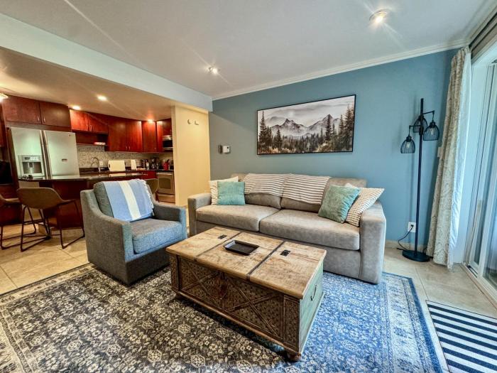 Cozy 1st-Floor Condo Walk to Ski Shuttle