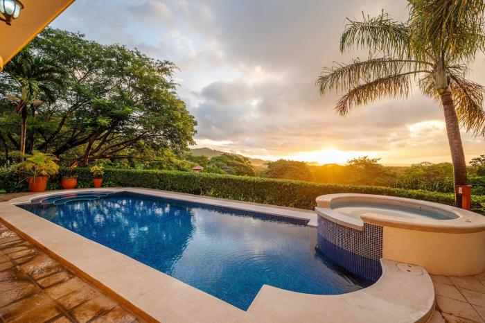 Nube Nueve 5BR Villa w Pool & Ocean Views