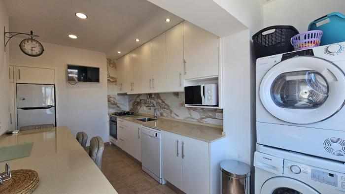 Almada Lisbon em frente dos transportes públicos