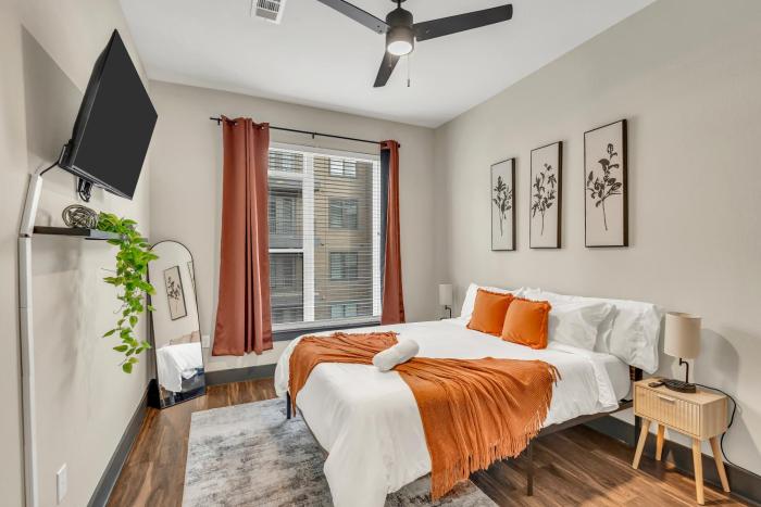 1BR Alongside Q2 and Domain With Pool, Gym and Free Parking