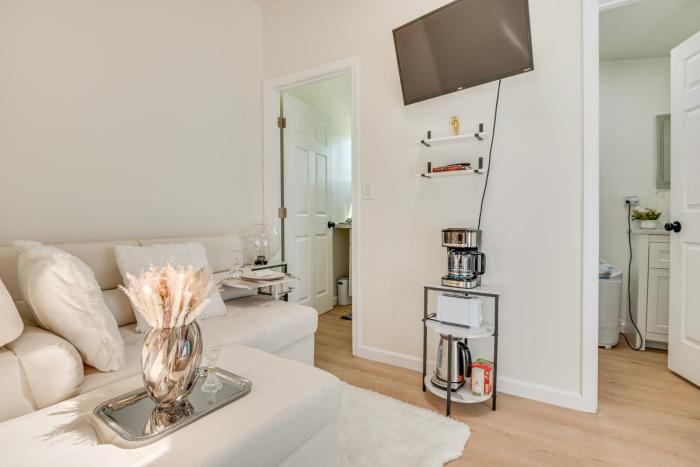 Walkable Location Single-Story Van Nuys Apartment