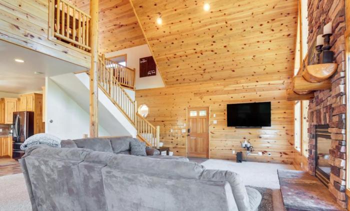 Elkridge Cabin With ac, Teslacharger, And Dog Enclosure