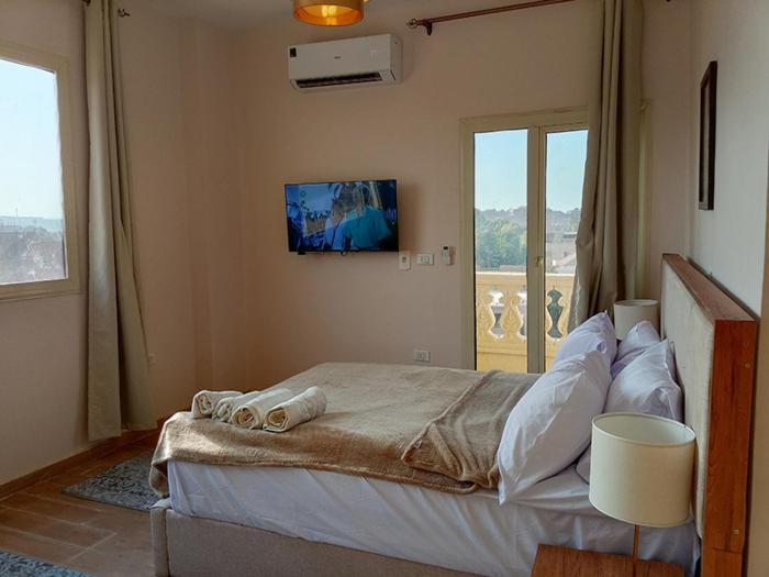 lazurite Pyramids View Hotel