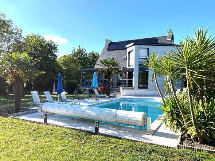 Holiday Home in Bénodet with Pool & Beaches