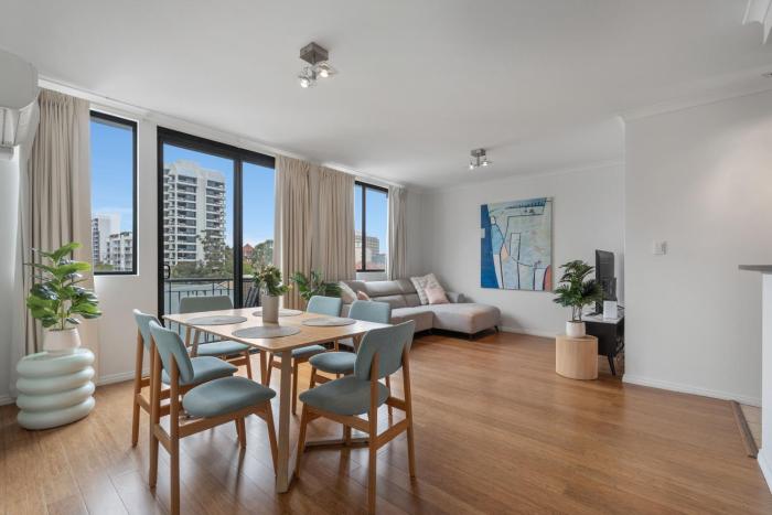East Perth modern 2 Bedroom with Pool & parking