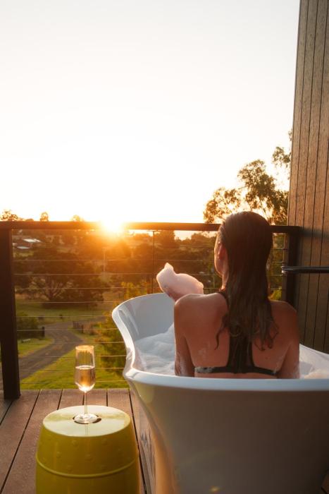 Architecturally designed cabin with outdoor bathtub and fireplace with more than 30 five stars rating