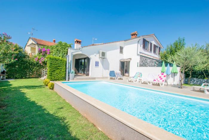 Family house with swimming pool and secluded garden - by TRAVELER tourist agency - ID 2687