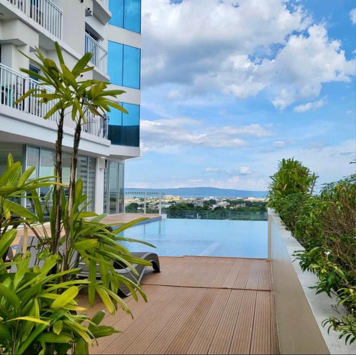 Cozy Studio Near Abreeza Mall a Balcony with City and Sea View