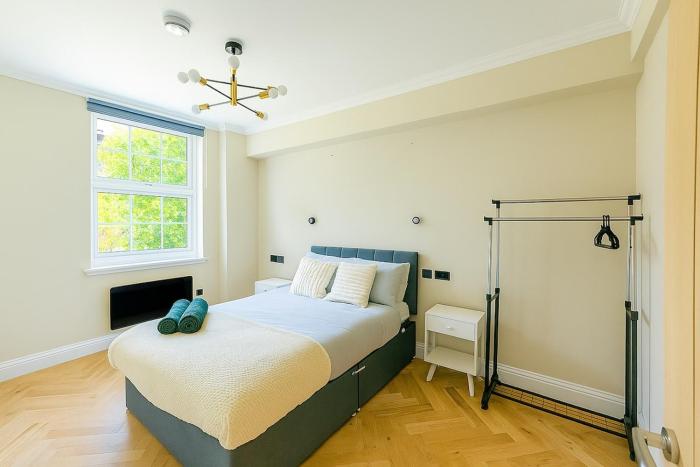 Luxe Apt in Central London, 4-mins from Paddington Station, Near Shops etc & Free Wi-Fi