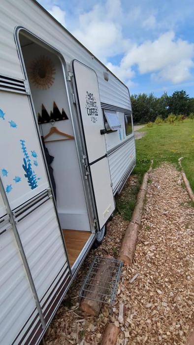 Gerestylde vintage caravan "Zee" met luxe badkamer bij "de Kapitein"