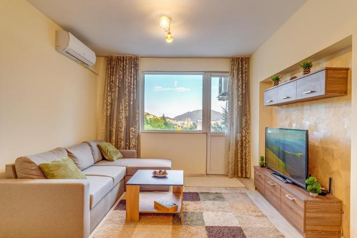 Bright retreat with Balcony & Mountain Views by Flat Manаger