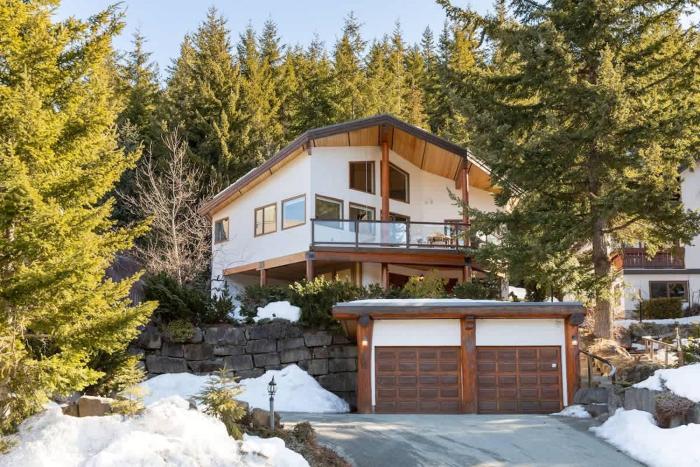 White Gold Chalet - Spacious Family-Friendly Chalet, Hot Tub, Mountain Views, Log Fireplace