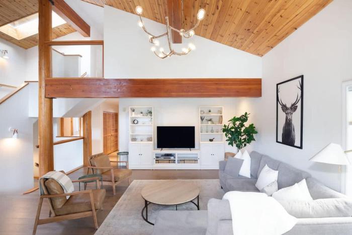 White Gold Chalet - Spacious Family-Friendly Chalet, Hot Tub, Mountain Views, Log Fireplace