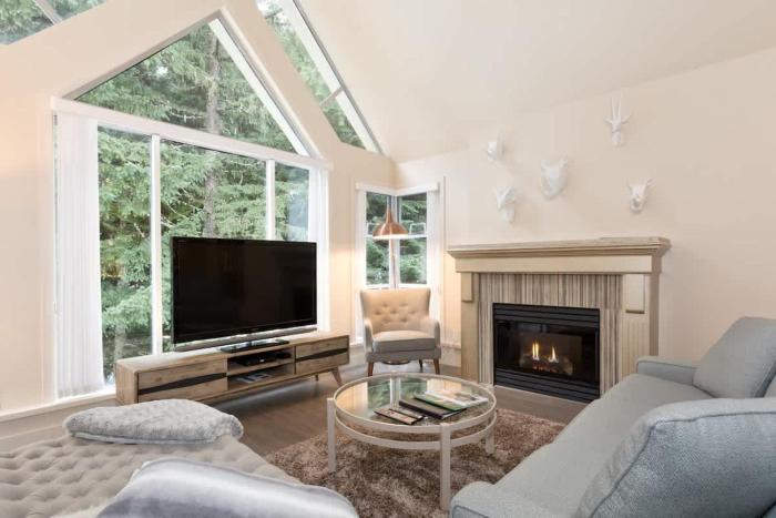 Woodrun Lodge 616 | Stylish Top Floor Ski-In & Out Condo by Upper Village w Hot Tub, Pool, Parking