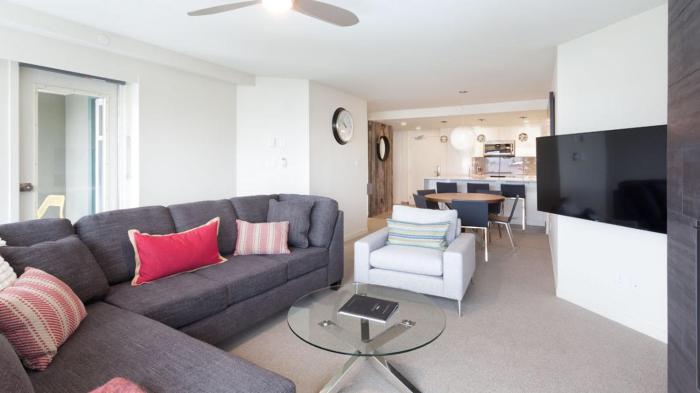 Woodrun Lodge 307 | Sleek Slopeside Unit w Pool, Hot Tub, & Heated Floors