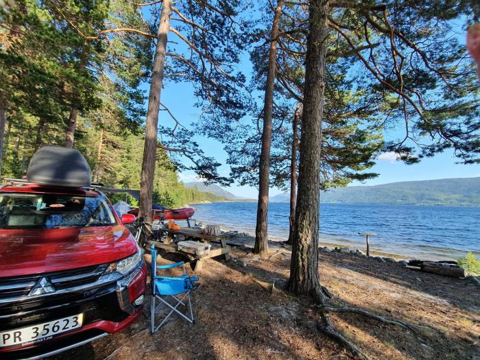 Mitsubishi med telt og camping utstyr