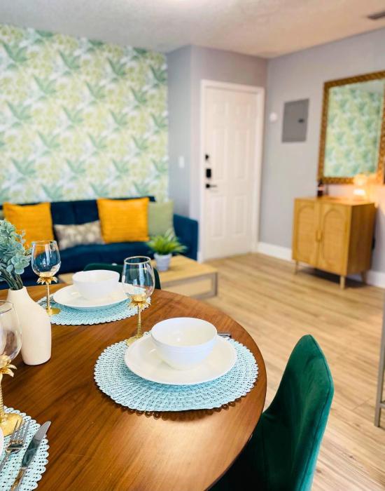 Balcony 2BR Apartment with Free Parking near Freedom Park & Brickell