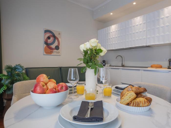 Bright & Chic 1BDR with shared rooftop terrace in San Babila