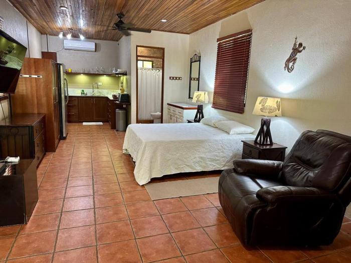 Jungle Creek, Casita Colibri, Studio with Big Patio