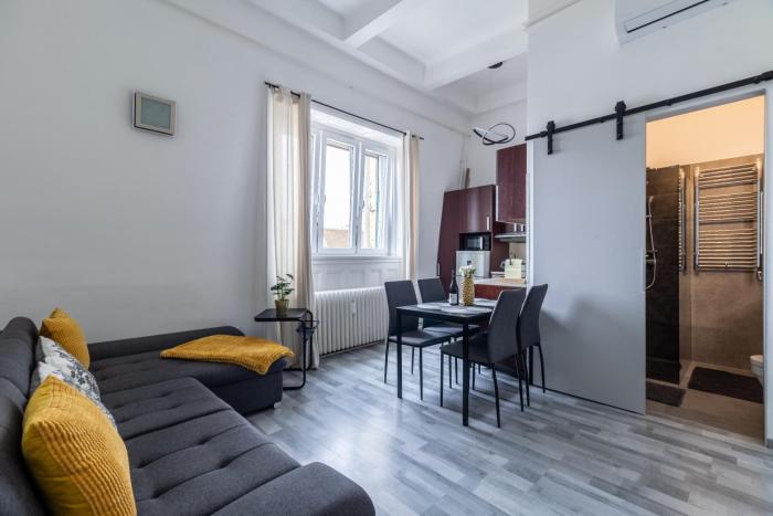 Budapest Panoramic Top-Floor Apartment with Citadella & Liberty Statue View