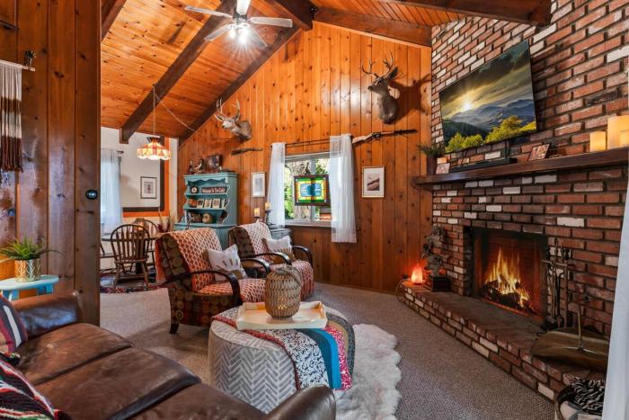 Retro Retreat, BBQ, Patio with Outdoor Seating!