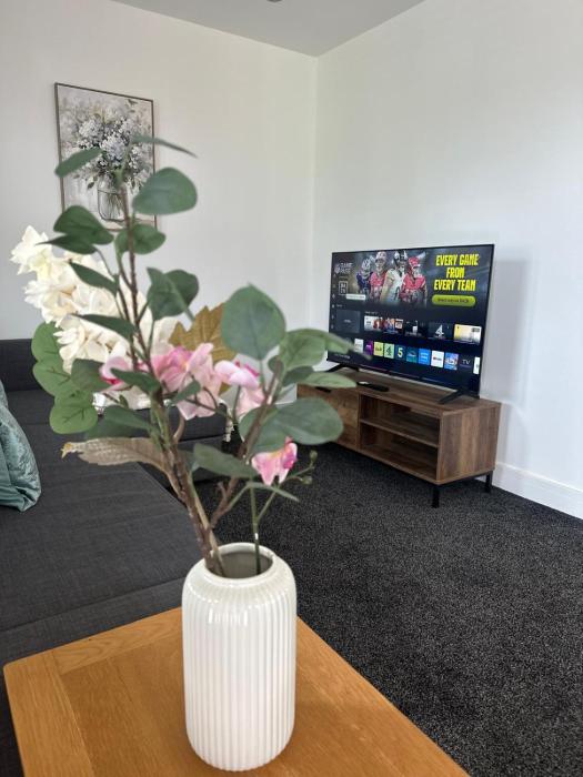 Newly refurbished 2-bedroom apartment with balcony & Free Parking