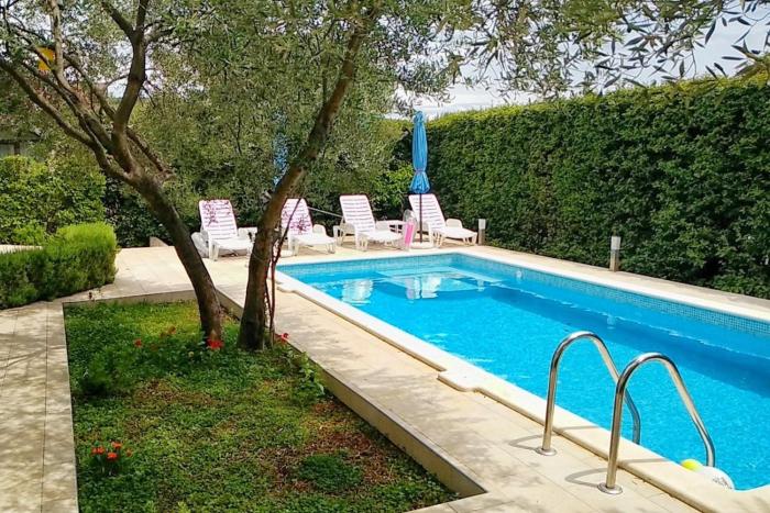 Apartments with swimming pool Mavarstica, Ciovo - 2053