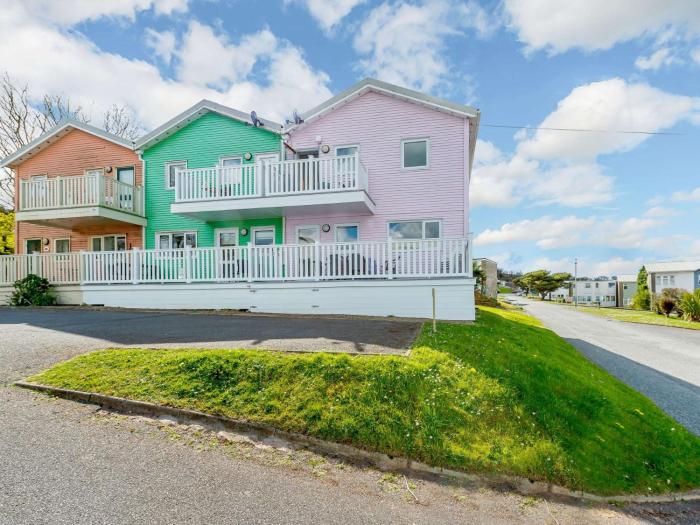 3 Bed in Freshwater East FB277