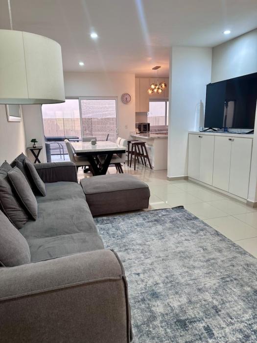 Family home with ocean views 40 minutes from vineyards