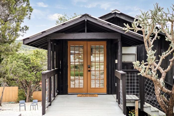 Outstanding Modern Cabin with Spectacular Outdoor and Indoor Areas in Texas
