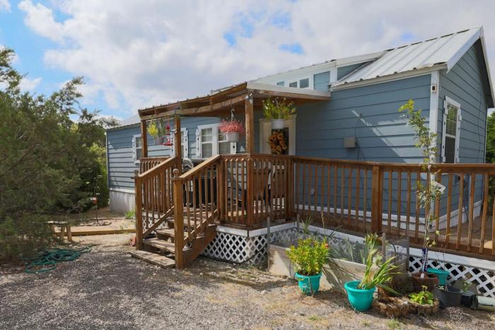 Sunflower - Hot Tub on porch, Granbury, TX