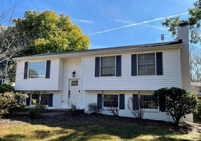 Splendid Cabin with Fire it and Backyard in NC