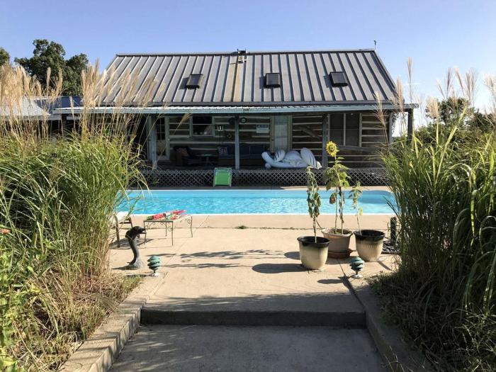 Pet-Friendly Log Cabin with an Outdoor Pool near Crofton, Kentucky