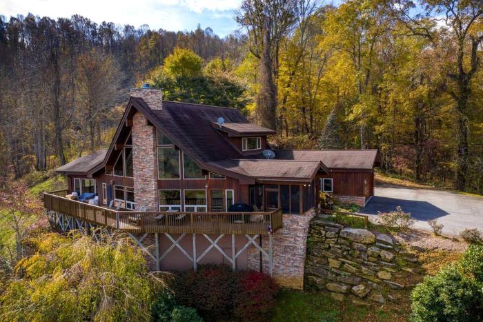 Luxurious Cabin Rental with Spectacular Mountain Views and a Hot Tub near Boone, North Carolina