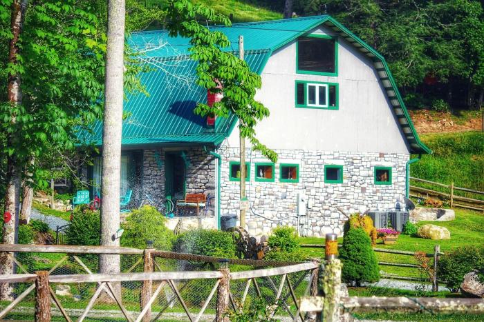 Fantastic Barn Suite with Hot-tub and Petting Zoo in Sugar Grove, North Carolina